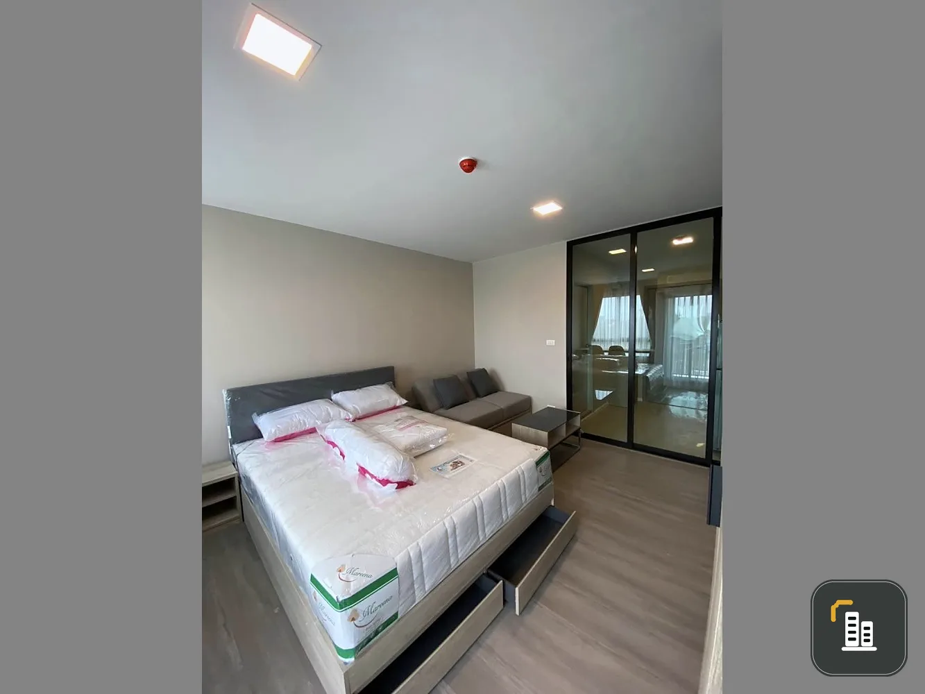 For sale: Hideaway Rangsit Condo, Phase 4. The room is in proportion. There is a door between the kitchen and the bedroom. Reserve now.