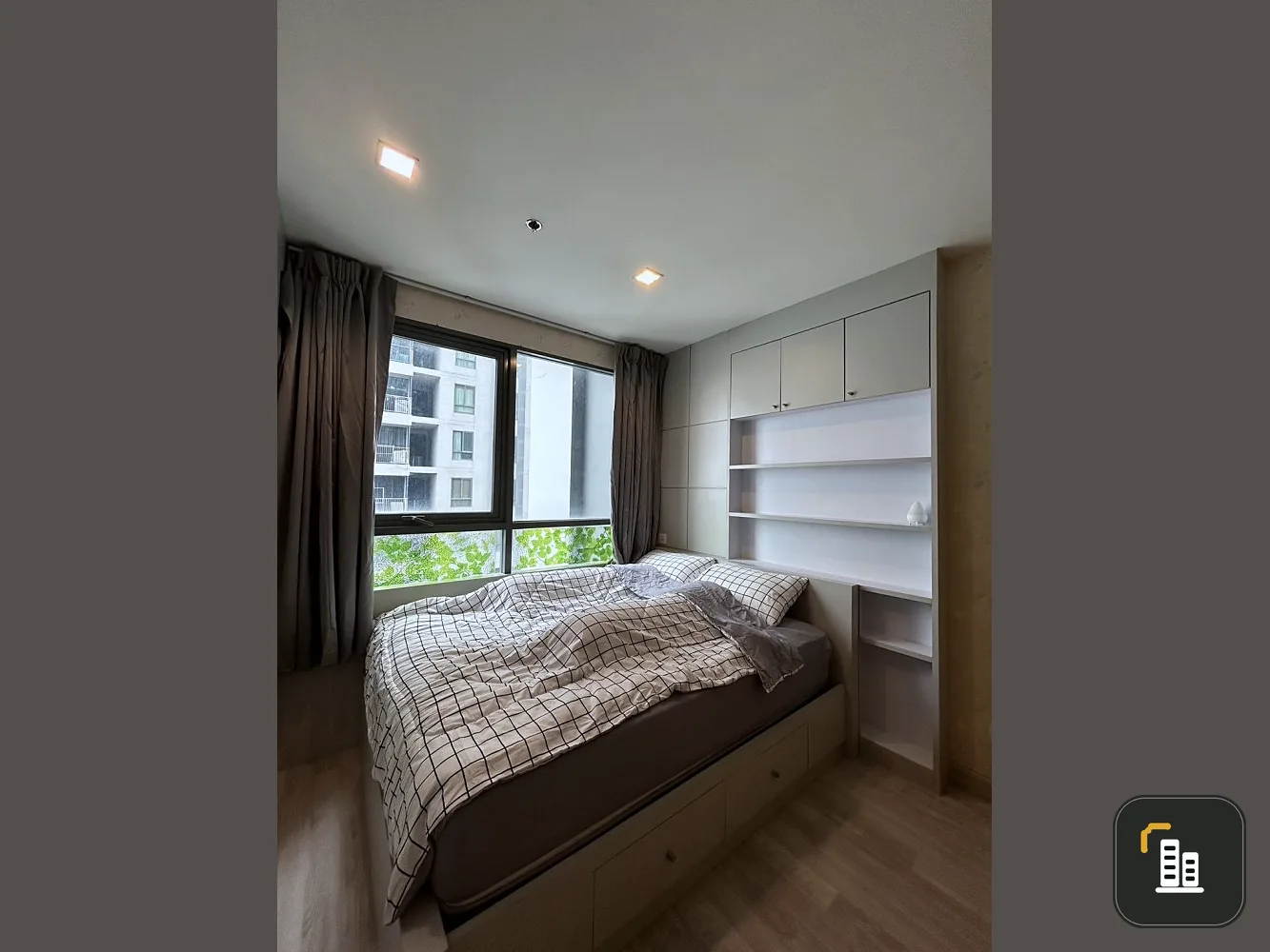 For sale: Ideo Mobi Sukhumvit 10th floor, studio room, nice wallpaper, full of electrical appliances. Don't miss out!