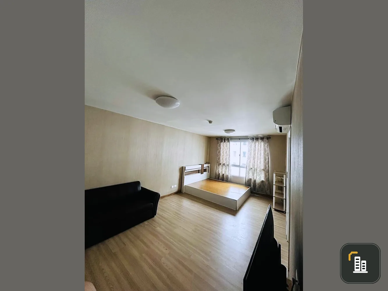 For sale: Plum Condo Phahon Yothin 89, decorated with beautiful wallpaper patterns throughout the room, the room is not damaged, the view is very good