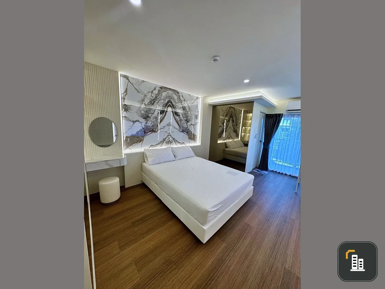 For rent: Lumpini Condo Town Ekamai 48, beautifully decorated with built-in furniture, luxury style, just bring your clothes and you can move in.