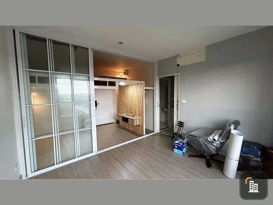 Condo for sale, B.U. Chokchai 4, 8th floor, spacious room, glass partition, city view, can't miss out on booking.