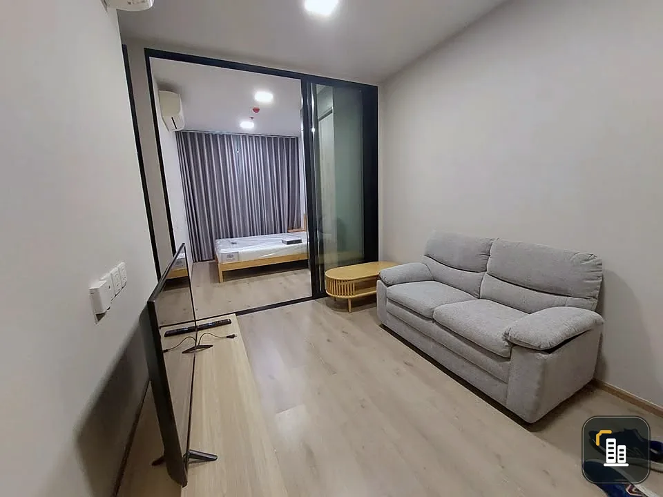 For sale or rent: The Privacy Tao Poon Interchange, empty room, partitioned into sections. Decorators, don't miss out! Hurry and book now!