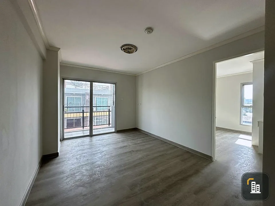For sale: The Escape Condominium Sukhumvit 101/1. Spacious, airy, clean, comfortable room. Fully equipped with facilities.