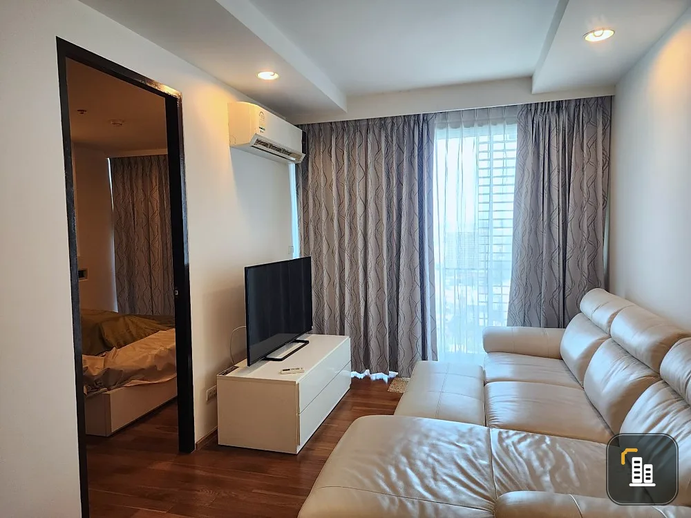 For sale: Abstract Phahon Yothin Park, with good furniture, large, soft sofas, comfortable to sit on, hurry and reserve before you miss out.