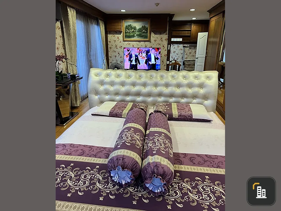 For sale: Siri Sathorn house, decorated with wallpaper, built-in furniture, some wood, lots of usable space, don't miss it.
