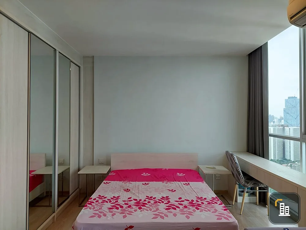 Urgent sale! Noble Revolve Ratchada condo, corner room with privacy, high floor, view not blocked by buildings, hurry and buy now!