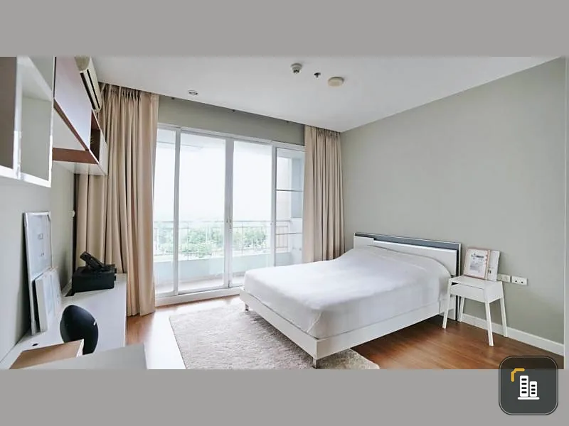 Opportunity has arrived. Circle Condominium. Urgent sale. White tone room. Comfortable. 10th floor. No block view. Cheap room like this. Hurry up to buy.