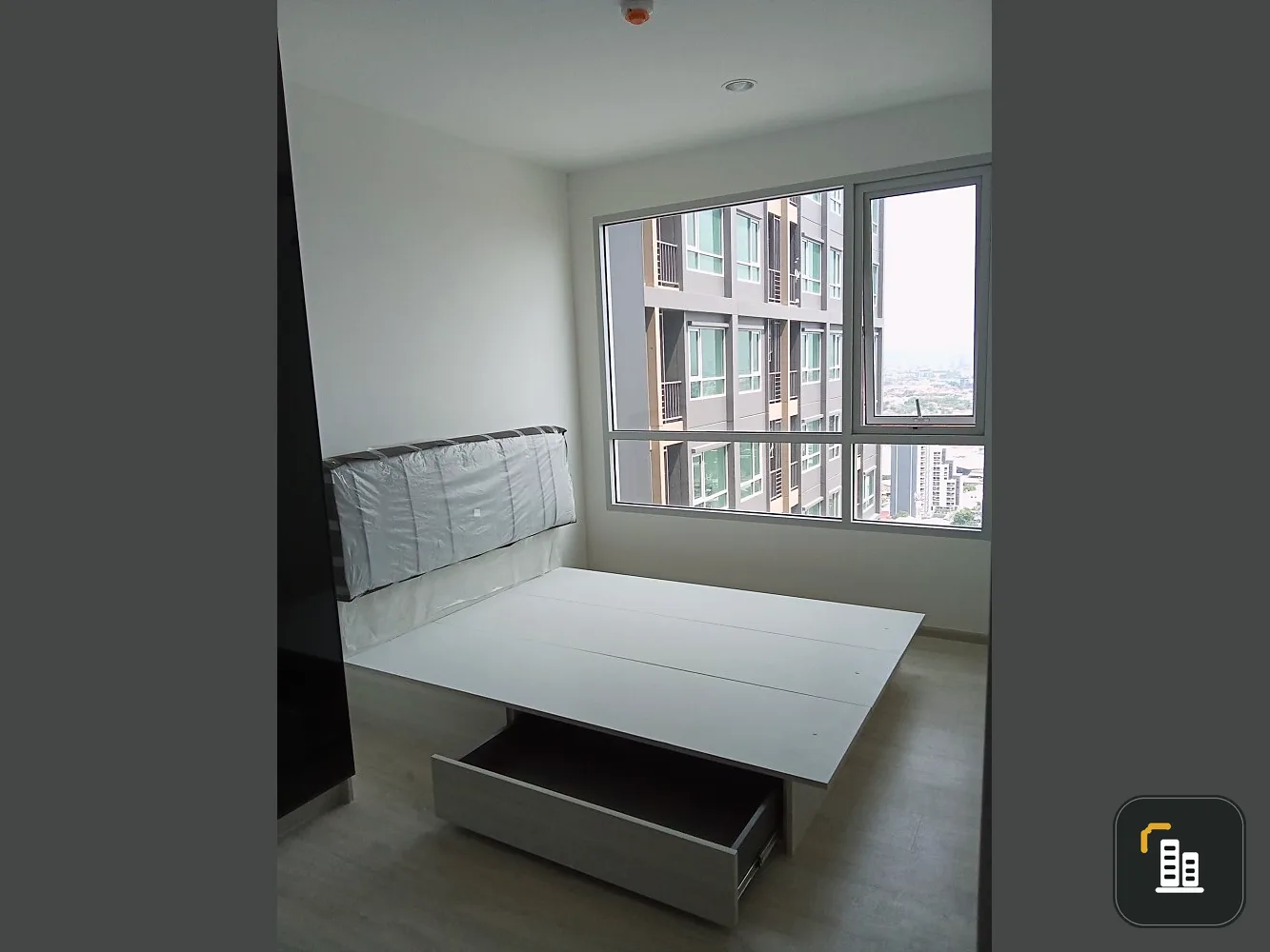 For sale: Niche Mono Chaengwattana, built-in wardrobe, bed, high floor, 32nd floor, very good ventilation, reserve now before it's gone.