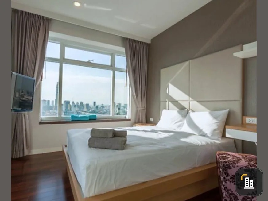 Opportunity has arrived. Urgent sale. Circle Condominium. Corner room. Very private. complete facilities, hurry up to buy