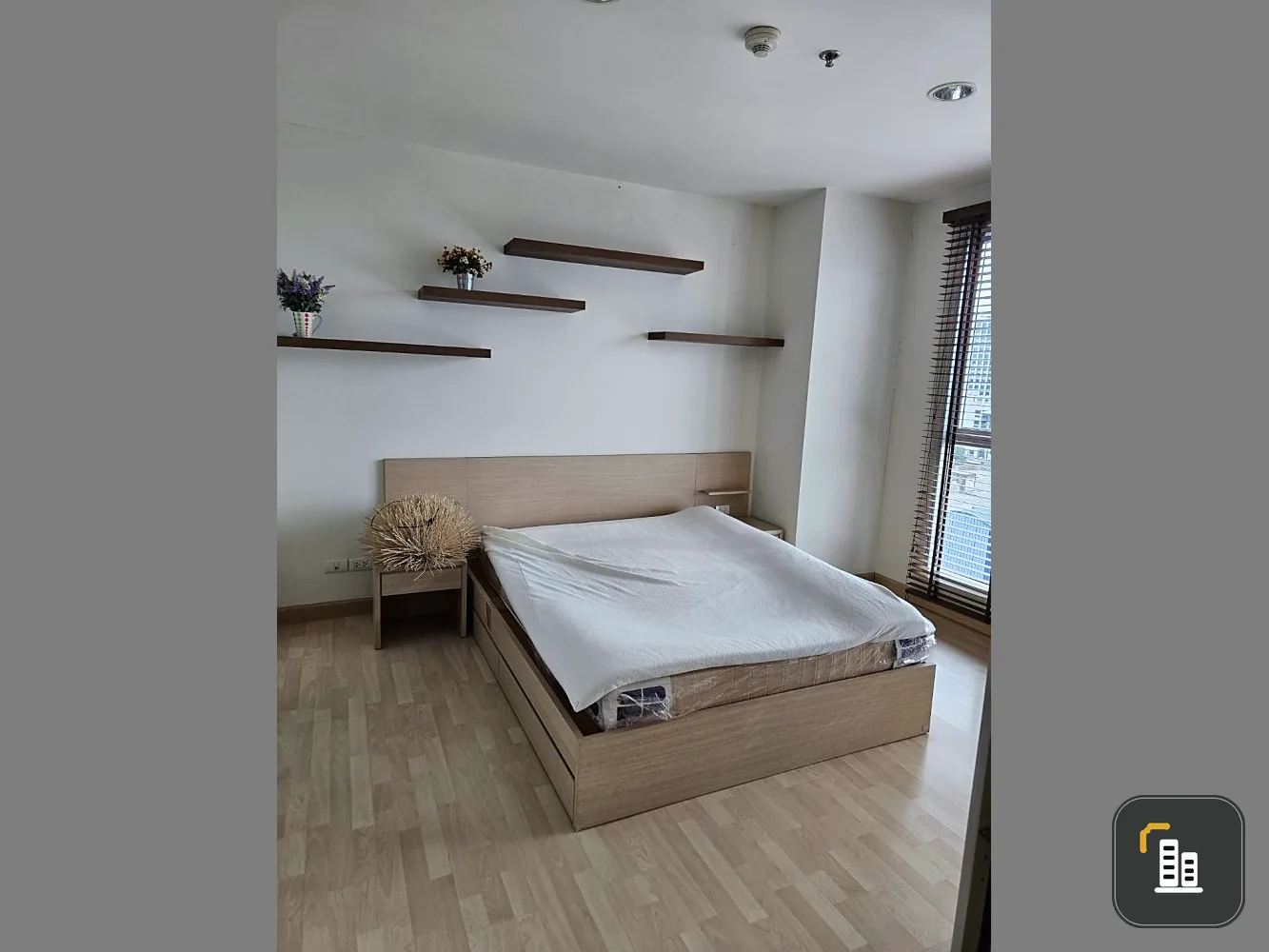 For rent: Rhythm Ratchada, corner room, very quiet, suitable for relaxation, lots of usable space, great city view, must book.