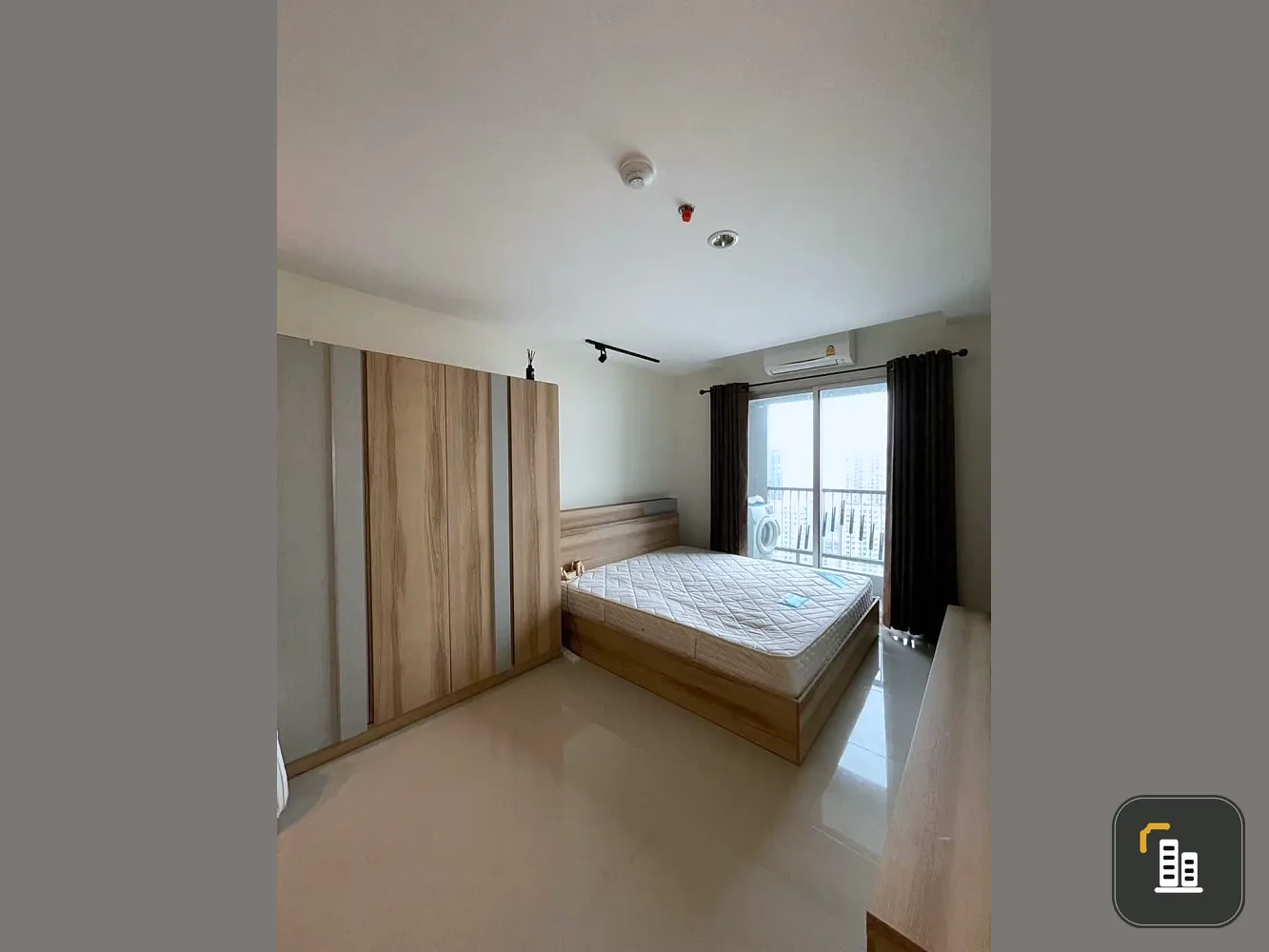 For rent or sale: Asakan Place Srinakarin, high floor, studio room, simply decorated, fully furnished, you shouldn't miss it.