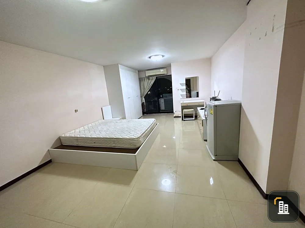 For Sale/Rent!! Champs Elysees Condo Chaengwattana, 6th Floor, Building A. Fully furnished and ready to move in. Don't miss out!!