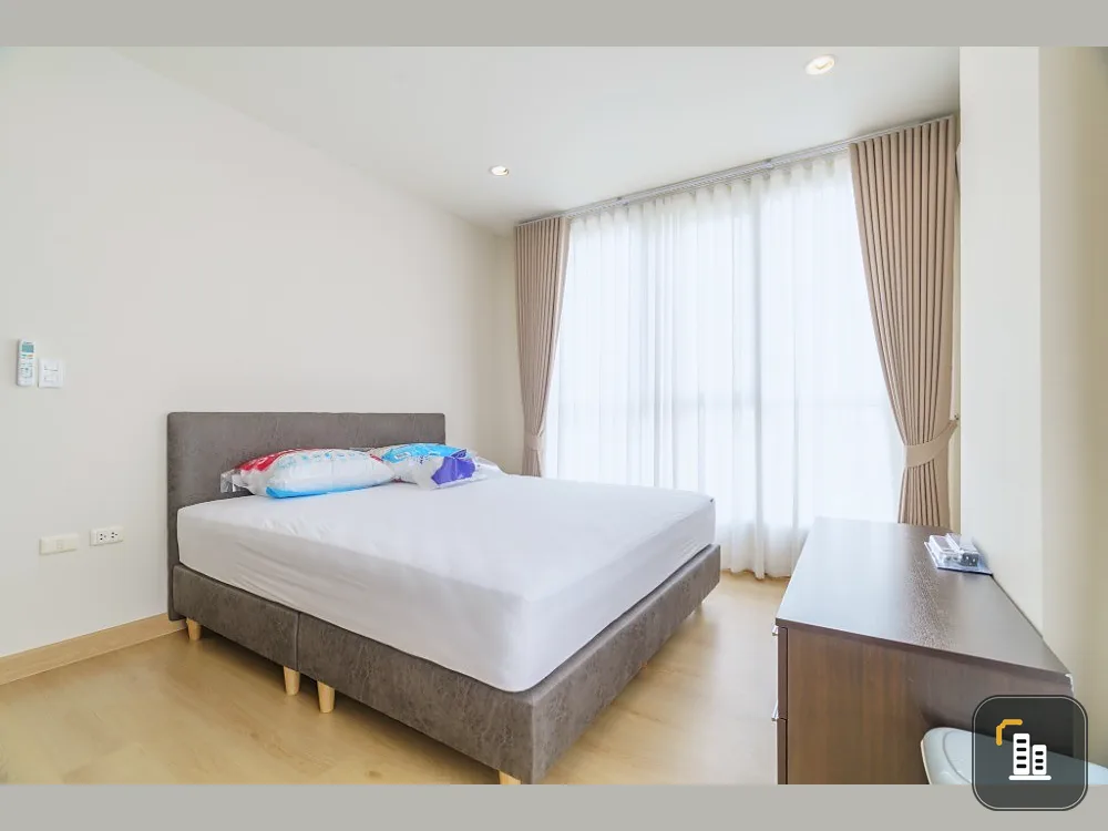 For rent: The Complete Narathiwat, 29th floor, spacious room, airy, fully furnished. Interested, hurry and reserve now. Urgent!