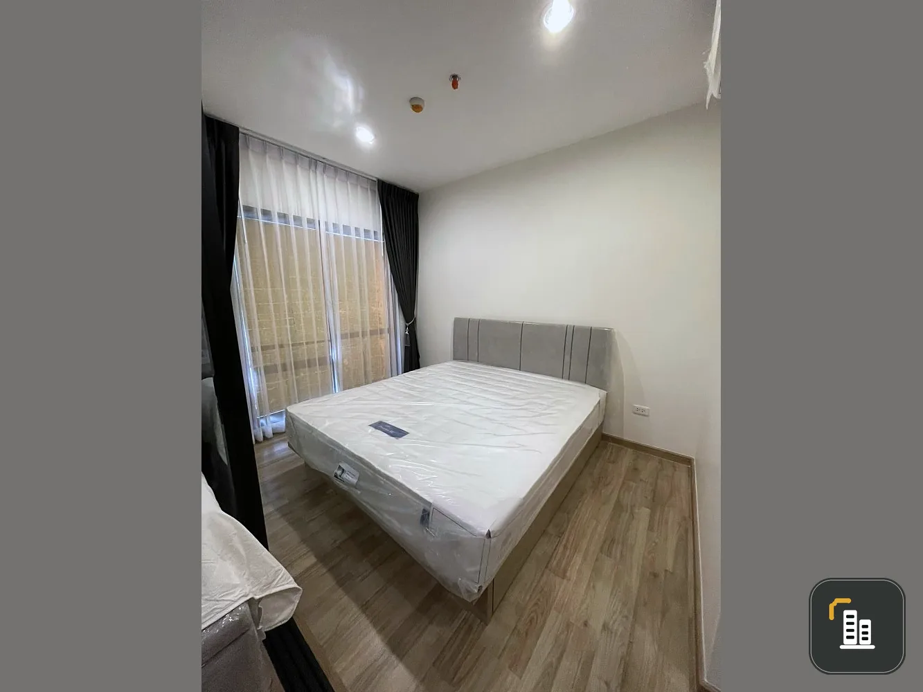 For rent: Niche Mono Charoen Nakhon, corner room, near Big C Dao Khanong, balcony with Chao Phraya River view. Interested? Book now!
