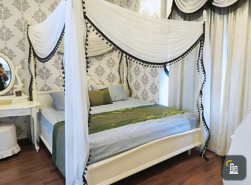 Wow for rent Q House Sathorn decorated in princess style, super luxurious, spacious living room elegant patterned wall Don't miss it