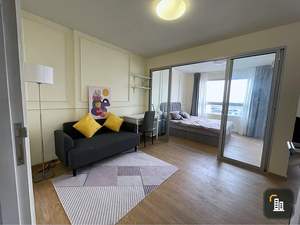 For sale: D Condo Ratchadaphisek, clean and airy room, nice decoration, electric train view, just bring your own luggage and you can move in.