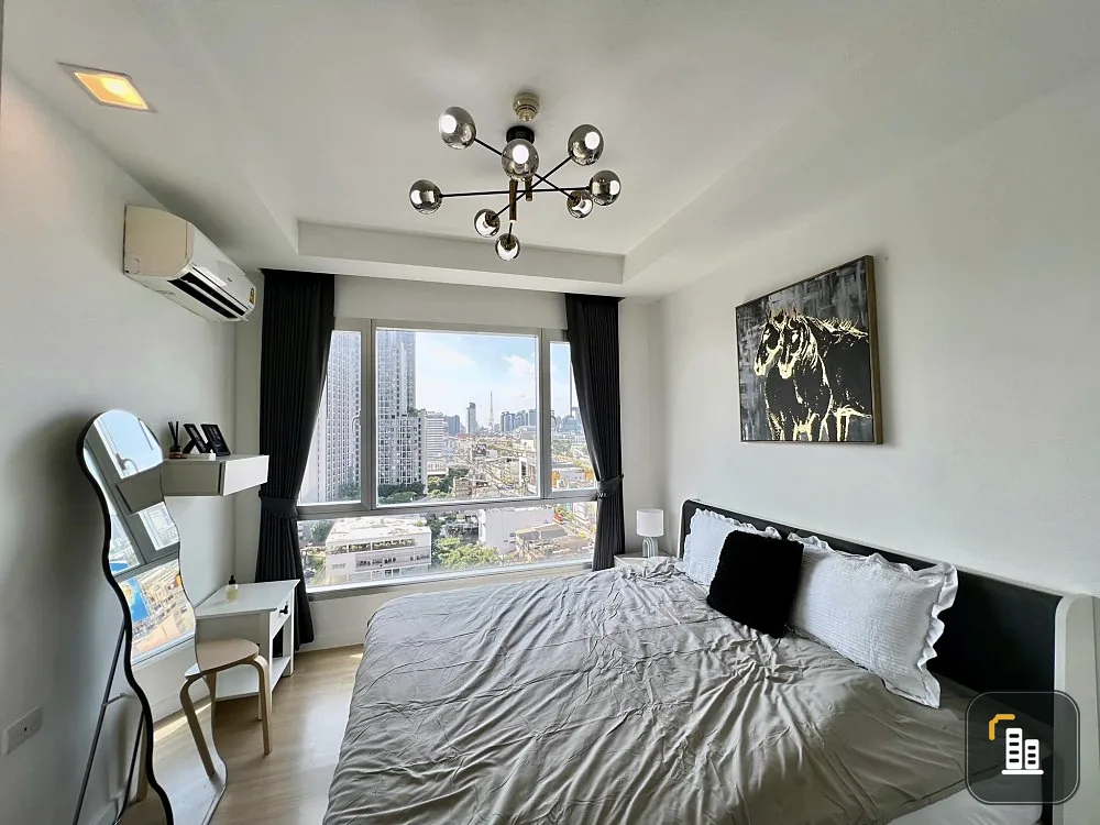 For rent: Thru Thonglor, beautifully decorated room, white tone, easy on the eyes, affordable price, hurry and reserve now, don't miss out.
