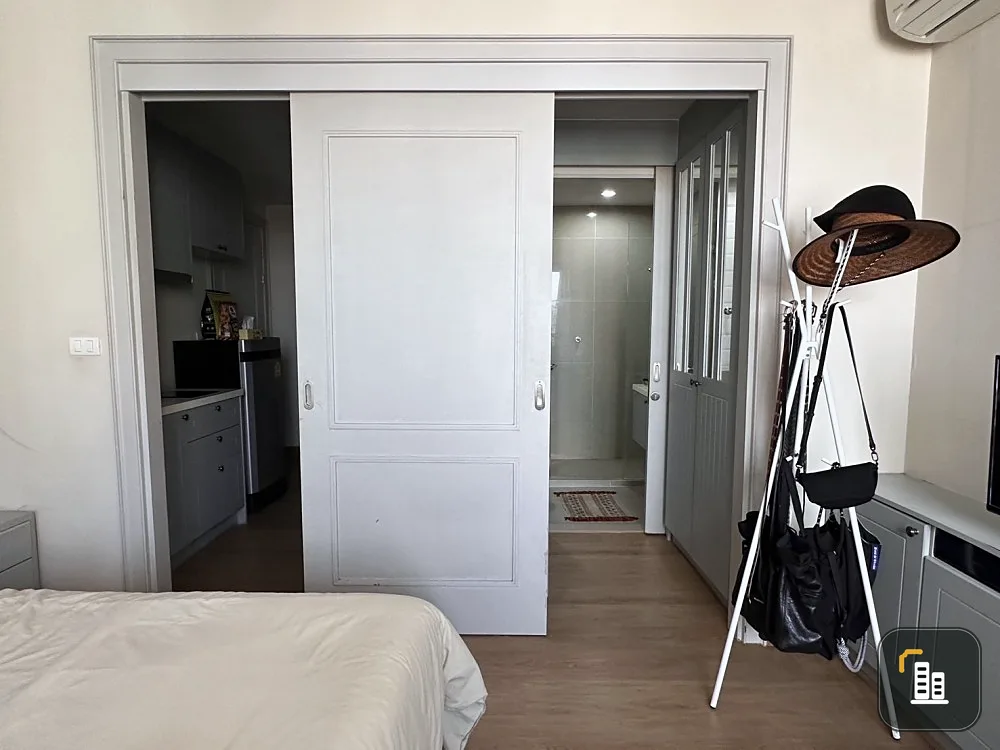 Condo for sale: The Editor Studio Type, 17th floor, beautiful view, complete with furniture and appliances. You can become the owner now.