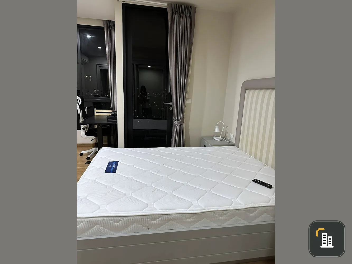For sale: The Editor, corner room, very quiet, perfect for relaxation, fully furnished, with a large built-in wardrobe.