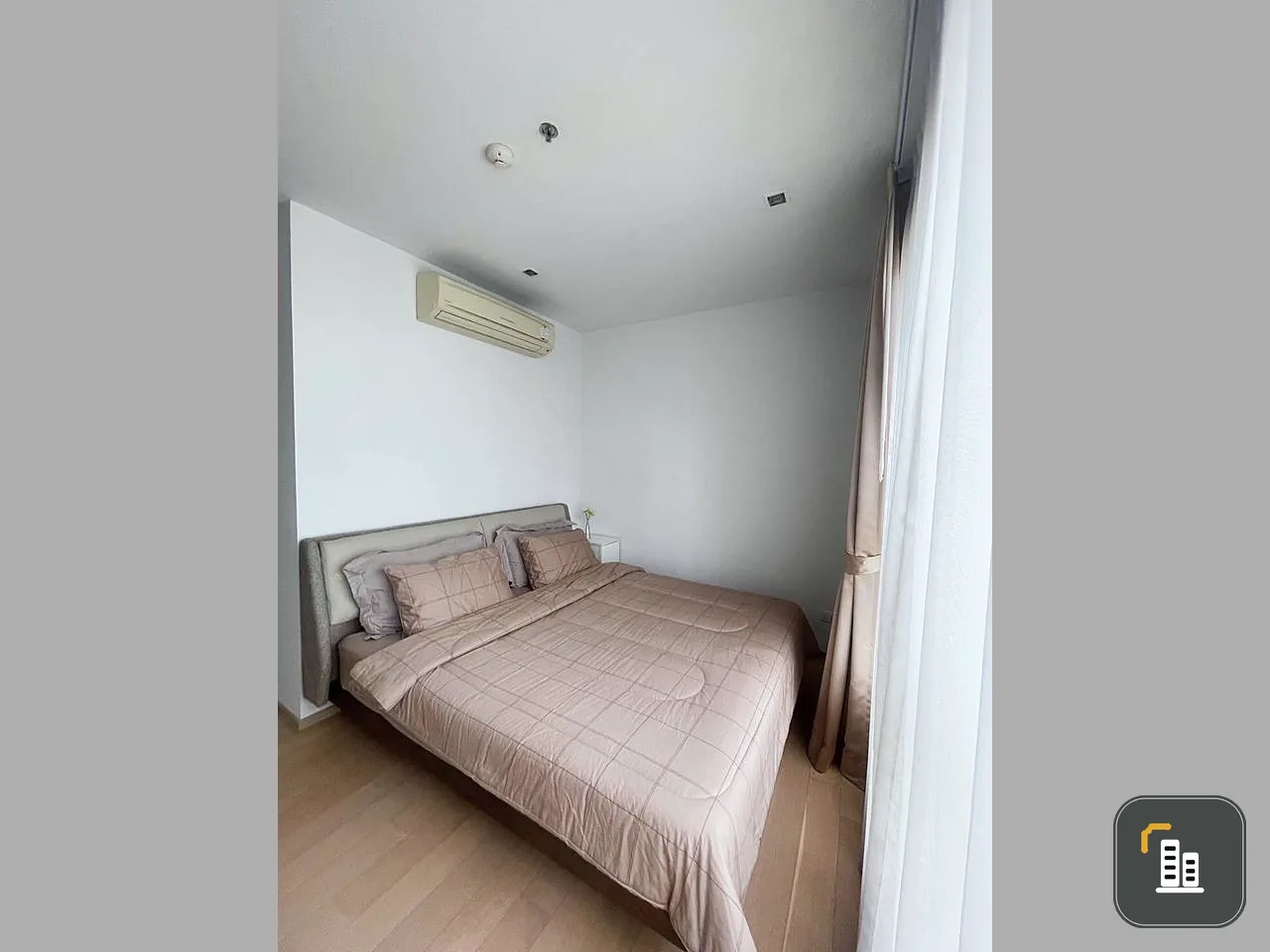 For rent: HQ Condo Thonglor, simply decorated room, white tone, pleasing to the eye, affordable price, move in now.