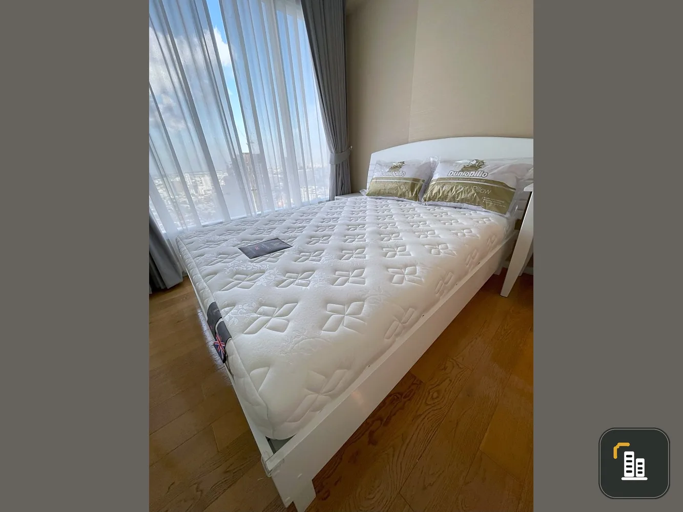 For rent: The Saint Residences, high floor, bright and comfortable room with facilities. Book now.