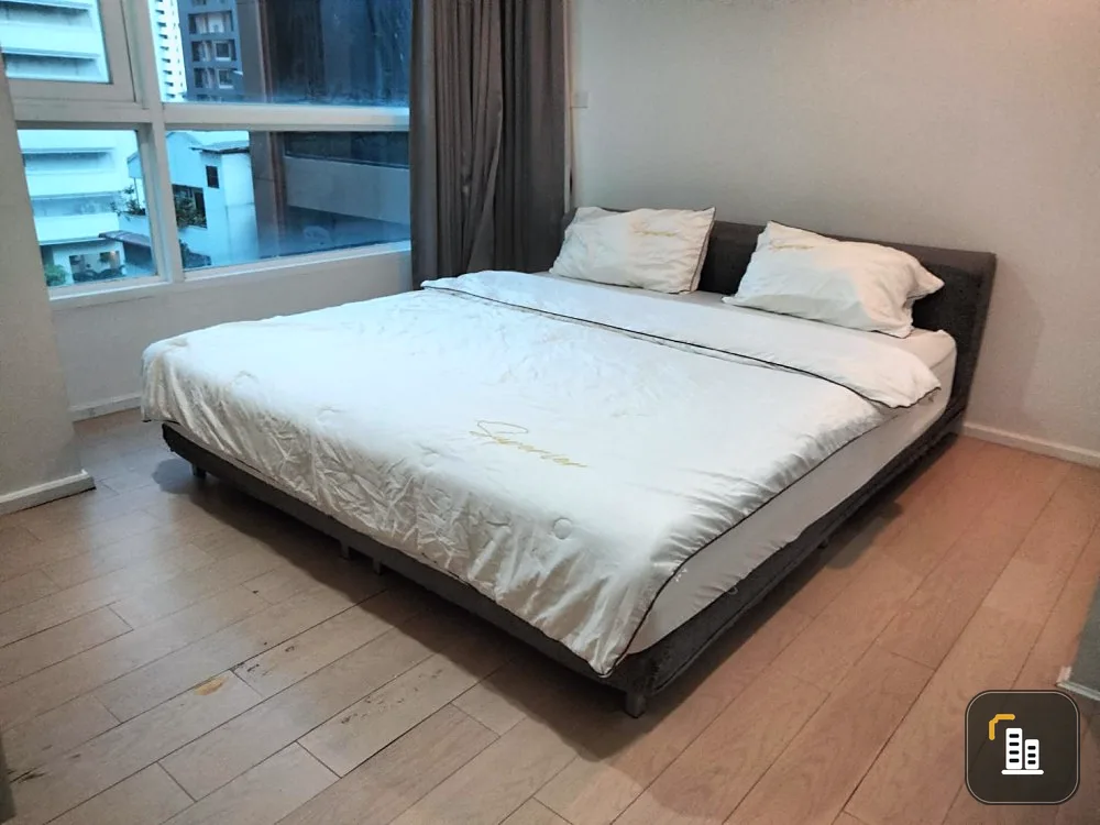 For rent!! Condo 15 Sukhumvit Residence, 7th floor, corner room, spacious, decorated very nicely, don't miss it!!