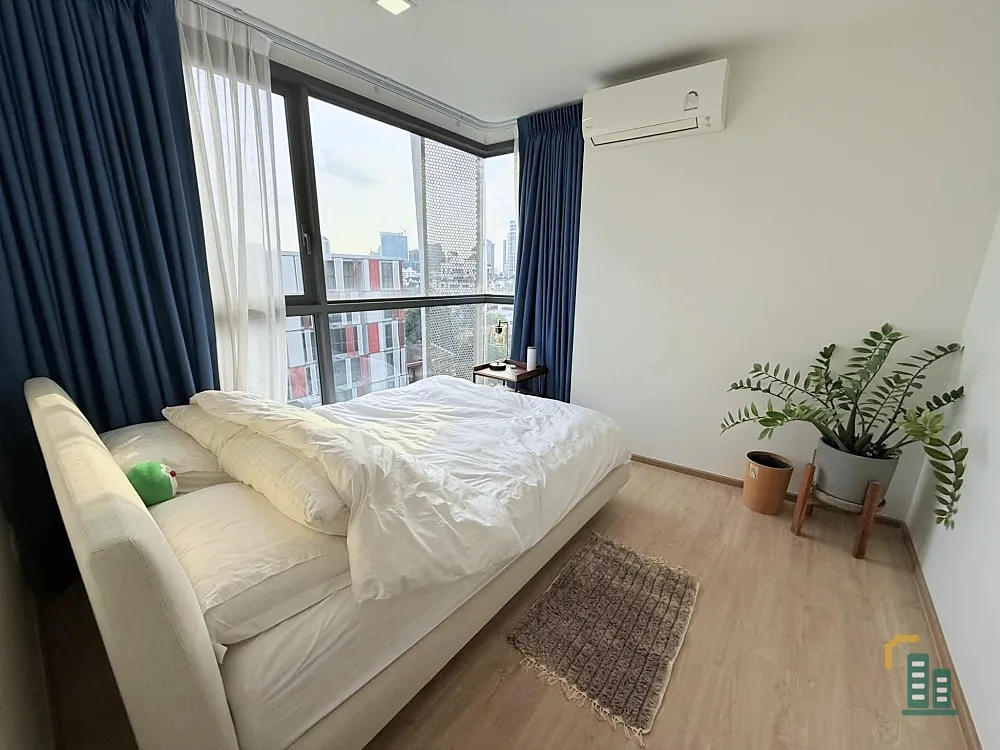 Urgent sale, Taka House Ekkamai 12, 8th floor, spacious room, private, pool view, hurry to reserve and become the owner.