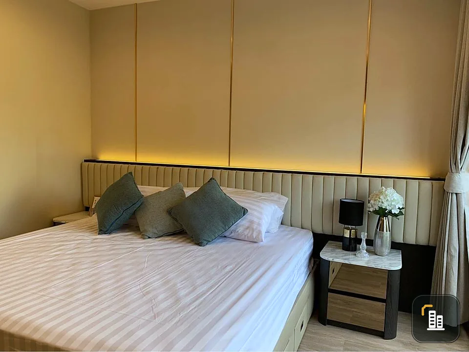 For sale or rent: Noble Above Wireless-Ruamrudee, beautiful room, well-decorated with built-in interior design. Book now before you miss out.