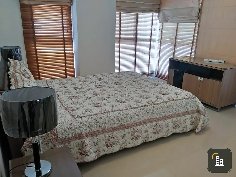 For rent: The Clover Thonglor, 6th floor, corner room, high floor, beautiful view, fully furnished, hurry and book now, don't miss out!