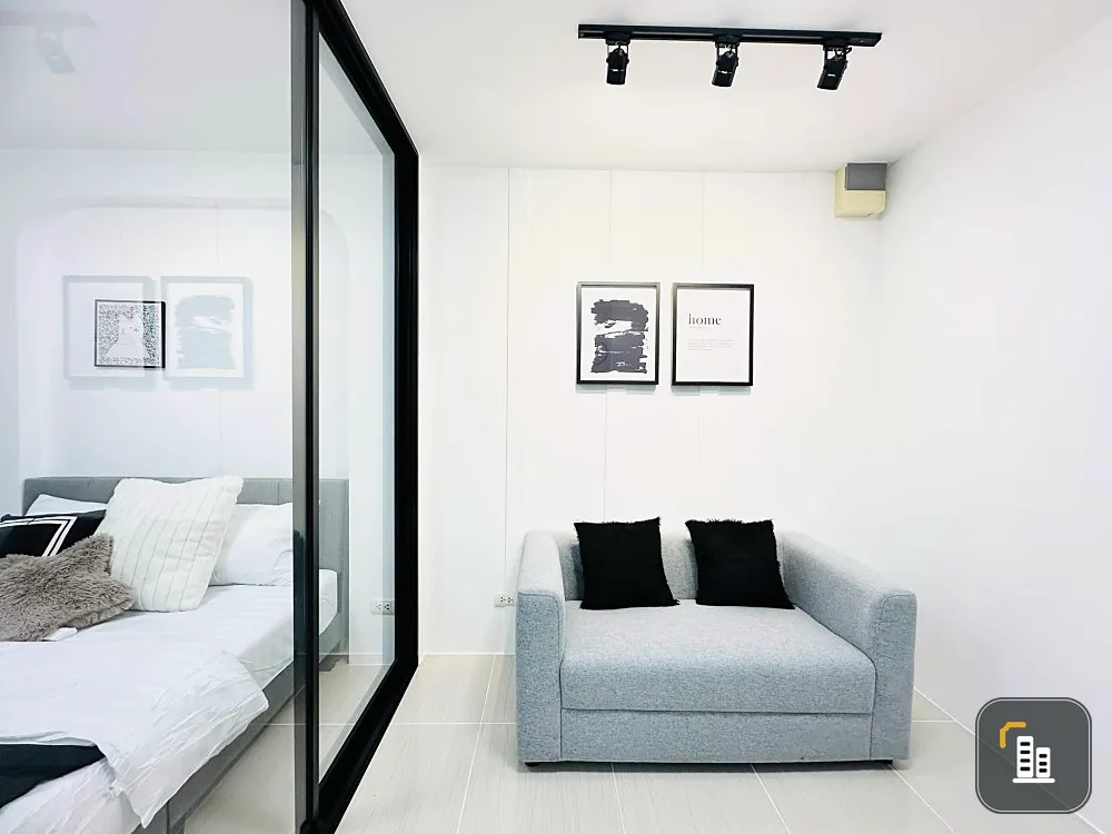 For sale: Plum Condo Lat Phrao 101, glass partition room, 3-layer folding doors, fully decorated in a bright white minimalist style. Hurry and reserve