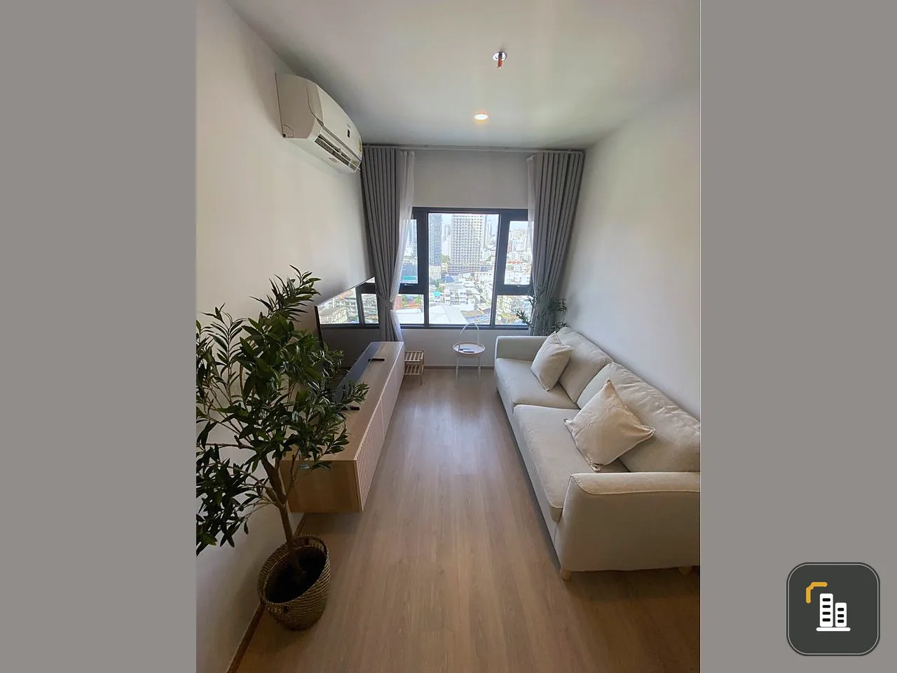 For rent: Life Rama 4 - Asoke, north-facing room, cool breeze all day, decorated in a cozy style, ready to move in immediately.