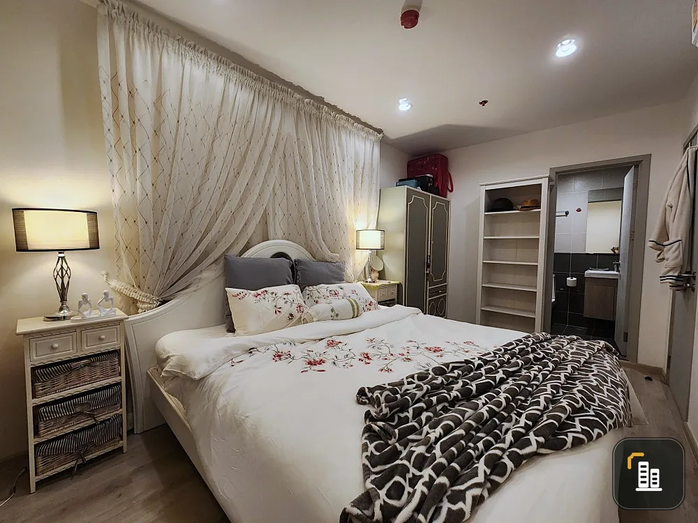 For rent Ideo Mobi Charan Interchange, a beautifully decorated room on the 11th floor with a view of the pool, comes with a great price, hurry and boo