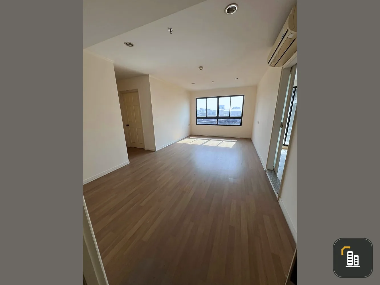 Condo for sale, Lumpini Place Pinklao 2, empty room, comes with usable space, room decorating lovers should not miss it.