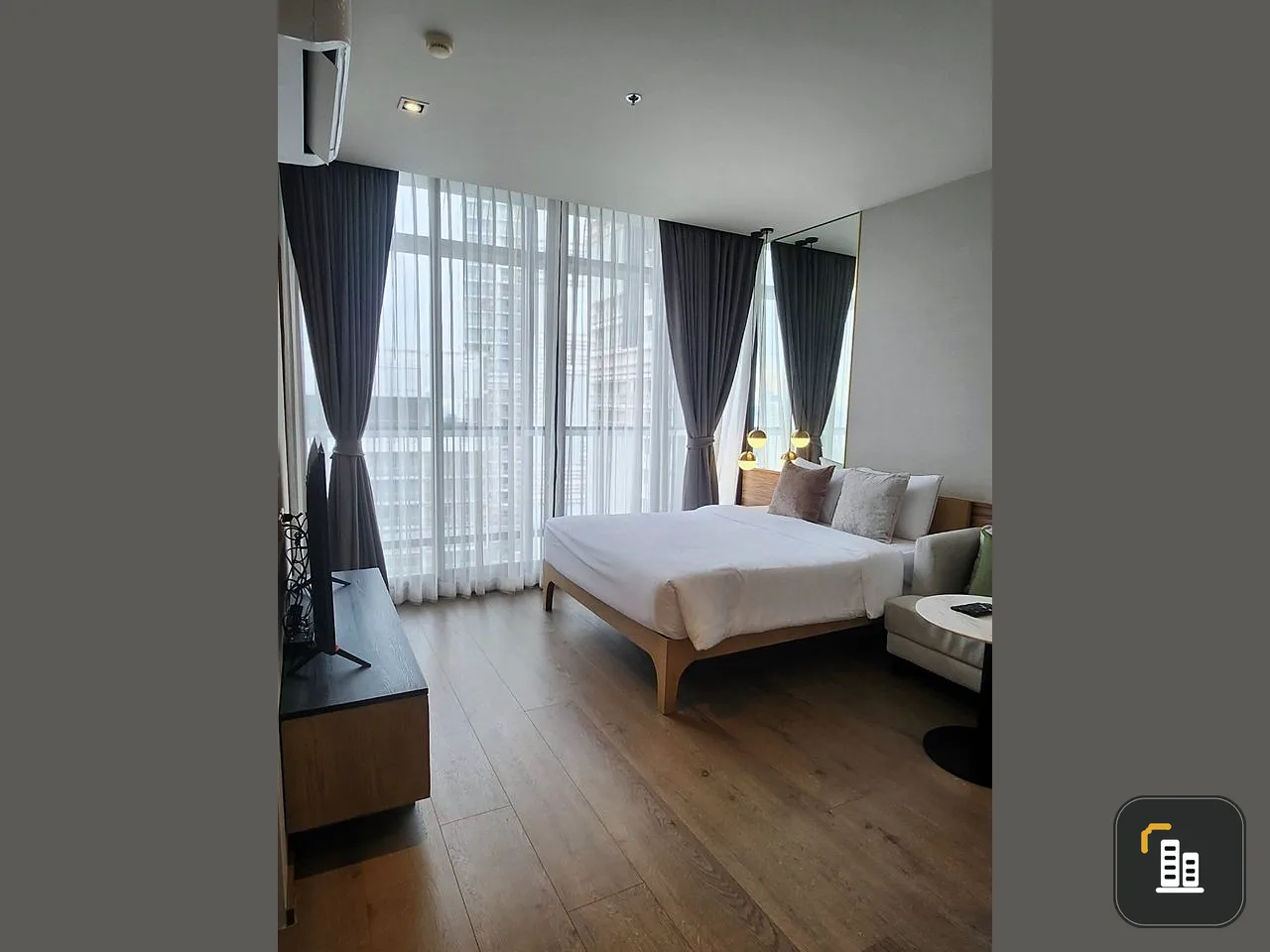 For rent: Park 24 Origin Phrom Phong, high floor, studio room, has a walk-in closet, can store a lot of stuff, don't miss it.