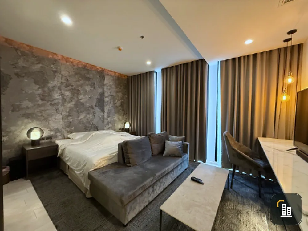 For sale: Noble Ploenjit, 24th floor, spacious room, airy, comfortable, fully furnished, reserve now, don't miss out.