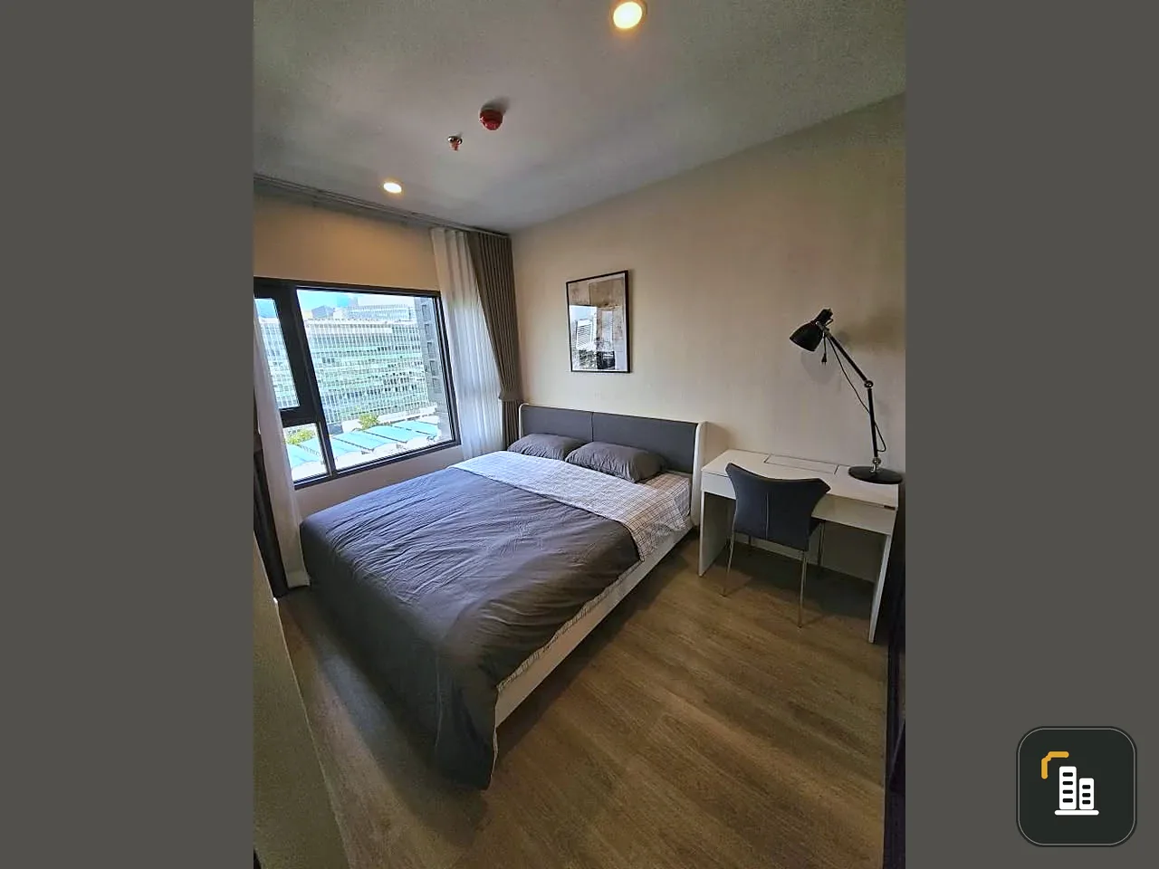 For rent: Life Rama 4 - Asoke, ready to move in, fully furnished, electrical appliances, reasonable price, must book now before it's too late.