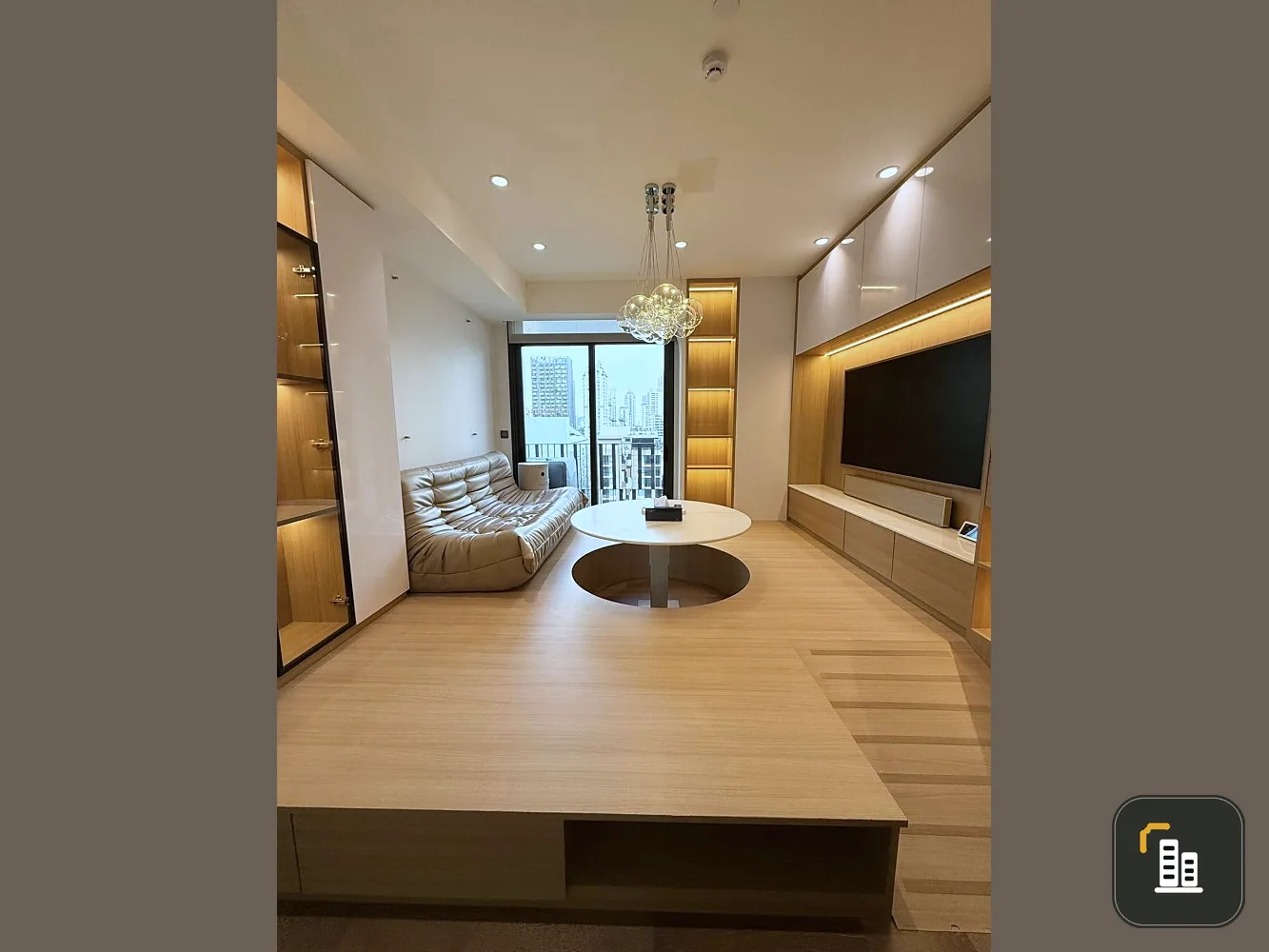 For rent, Muniq Sukhumvit 23, 10th floor, corner room, spacious, private, animal lovers, don't miss it. You shouldn't miss it.
