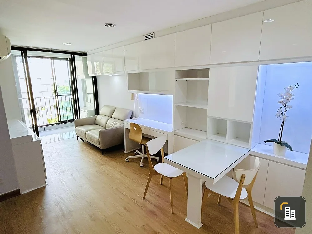 For sale: Ideo Blue Cove Sathorn, 4th floor, Building A, beautiful room with built-in furniture, lots of storage cabinets. You have to get it now!