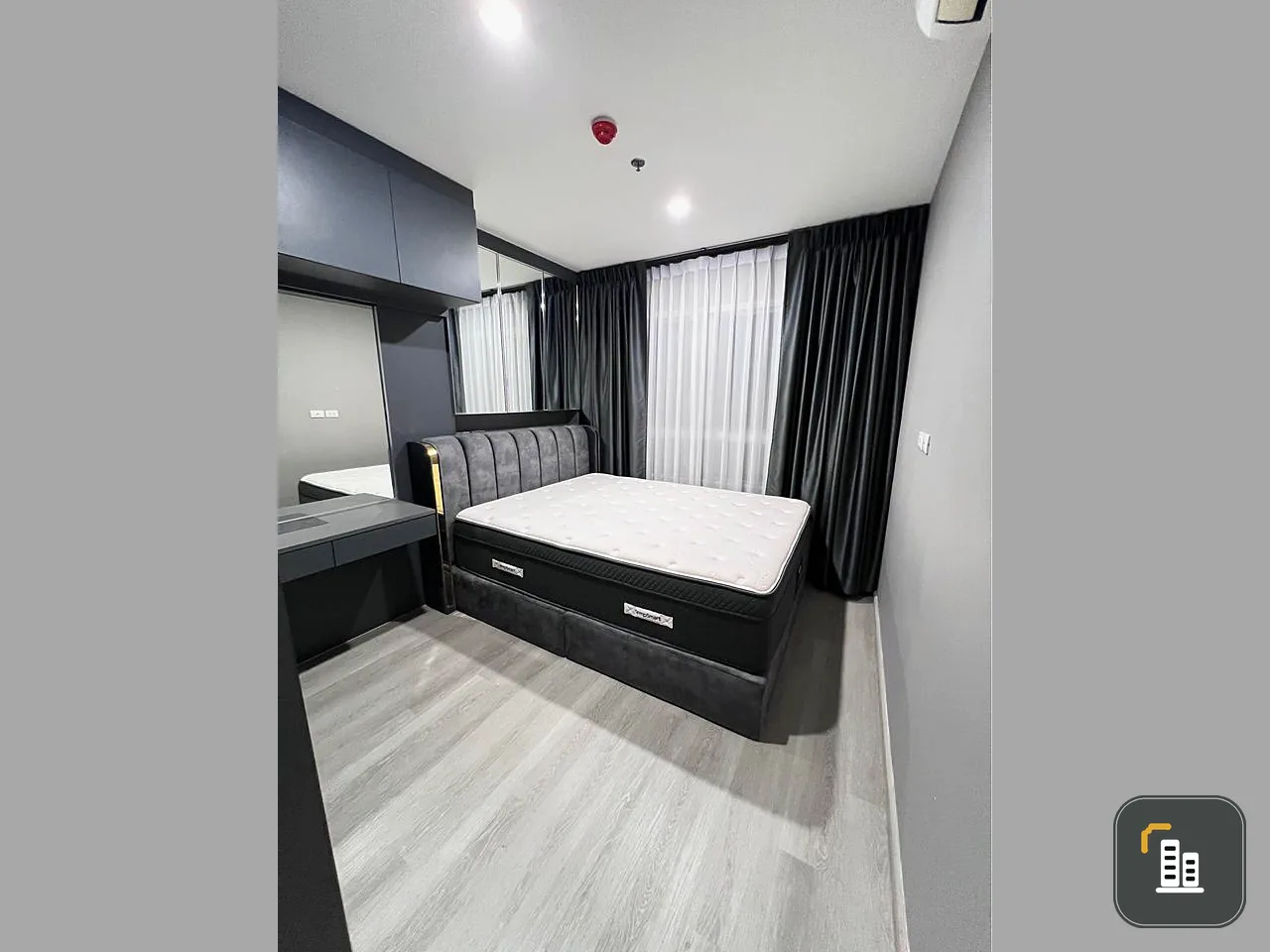 For sale or rent: Elio Sathorn-Wutthakat. Beautifully decorated with built-in furniture in a sleek, luxurious grey tone. High floor with pool view. Bo