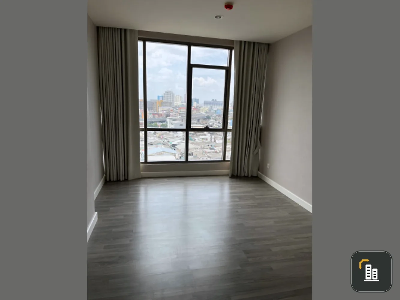 Urgent sale: The Room Rama 4, 12th floor, empty room, spacious size, with built-in furniture. You will regret it if you miss it.