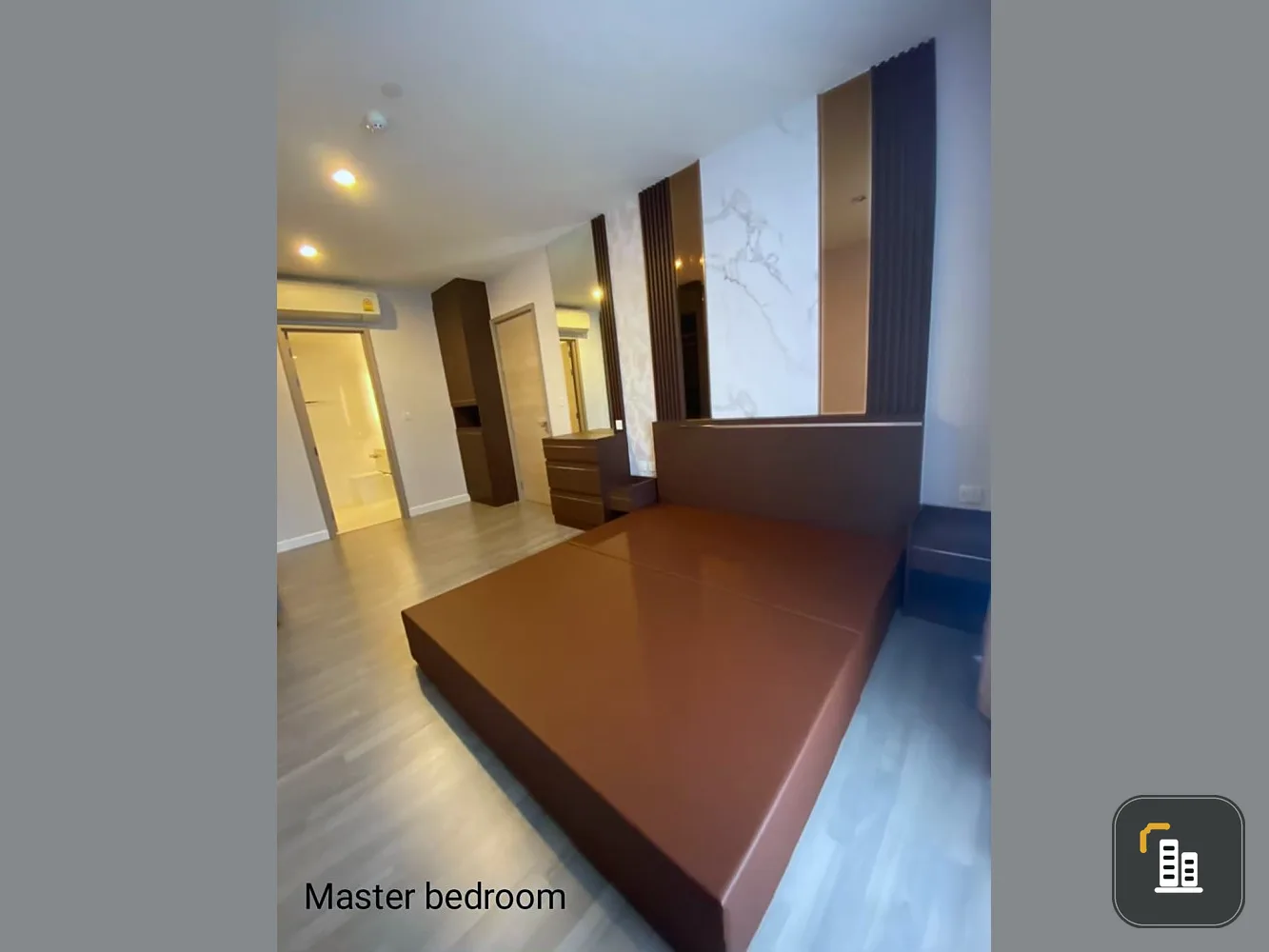 For rent: The Room Rama 4, spacious room, good usable space, complete furniture and electrical appliances. If you don't book, you'll miss out.