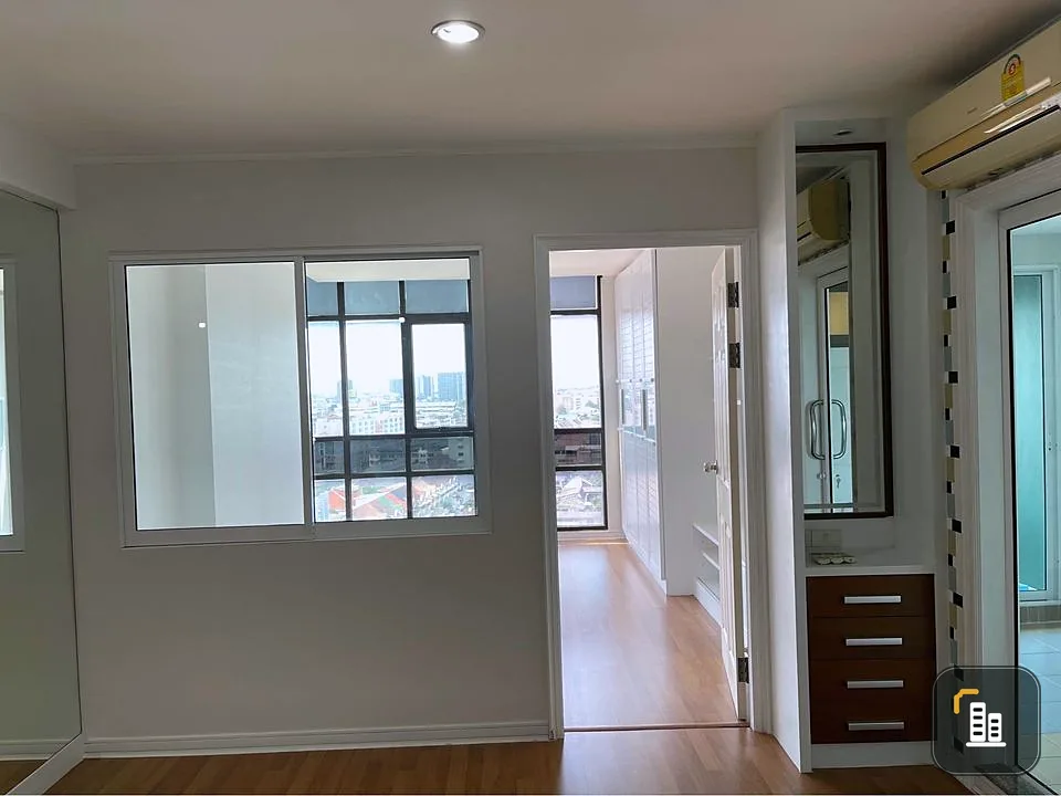 For sale: Lumpini Place Pinklao, street view, decorated with beautiful wallpaper, clean, airy, very comfortable room. Must reserve now.