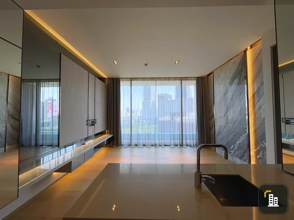 Urgent sale, Saladaeng One, 14th floor, empty room, very spacious, with a view of Lumpini Park. If interested, hurry and reserve now.