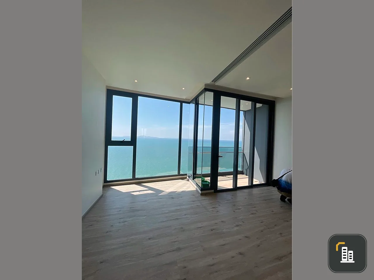 Urgent sale, Arom Wongamat (North Pattaya), high floor, spacious room, beautiful view, interested, hurry and book now.