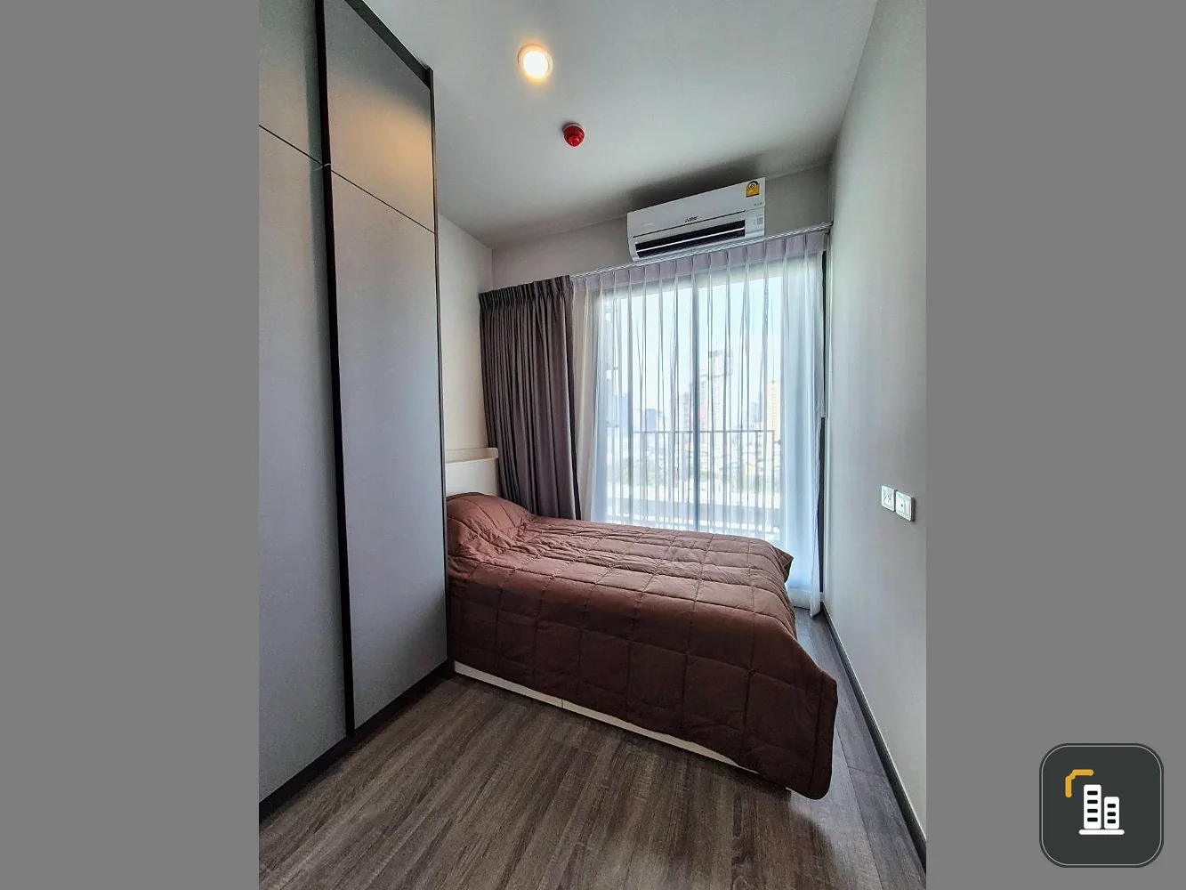 For rent: Ideo Sukhumvit - Rama 4, 10th floor, fully furnished room, ready to move in, book now, don't miss out.