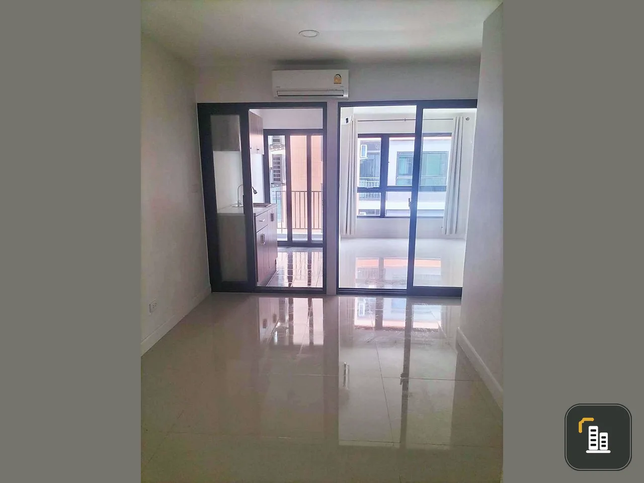 Urgent sale: The Series Condo Tiwanon, empty room, reasonable price. For those who love decorating rooms, don't miss out!