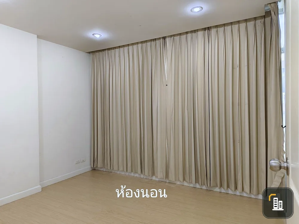 Urgent sale! Zenith Place Condo at Huai Khwang, empty room, reasonable price. Hurry and come and reserve your ownership today.