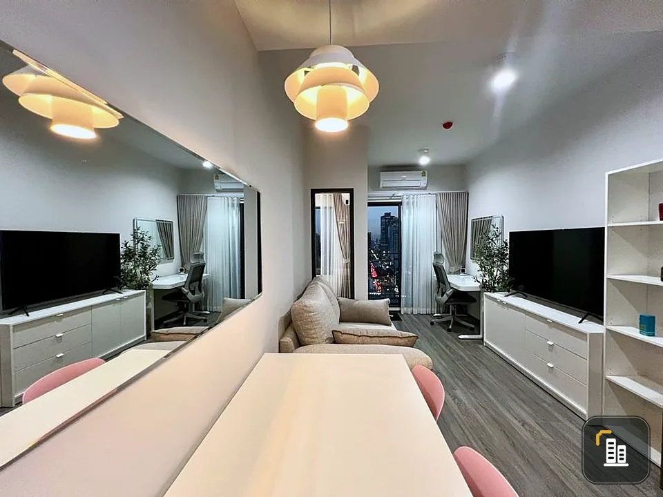 For rent: Ideo Chula Samyan, 33rd floor, very high, Mahanakhon building view, very open and breezy, fully furnished, don't miss it.