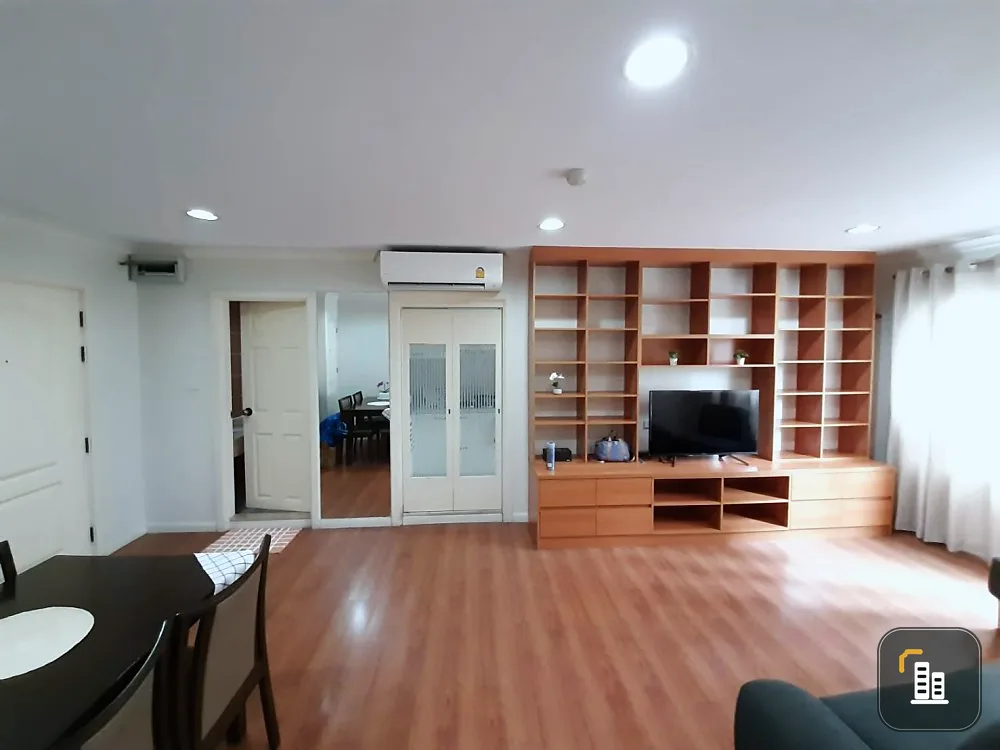 Urgent sale, Lumpini Suite Sukhumvit 41, 6th floor, large room with built-in furniture. If you don't reserve, you'll really miss out.