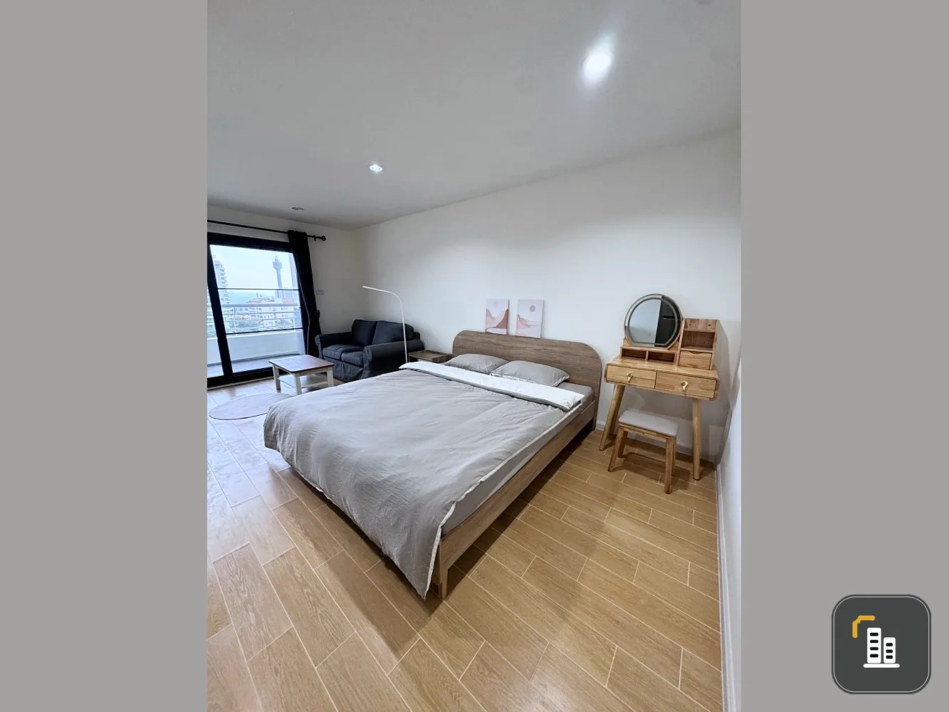 For rent: Pattaya Hill Resort (South Pattaya), studio room, size 42 sq m, with a large balcony and a large TV. Urgent!